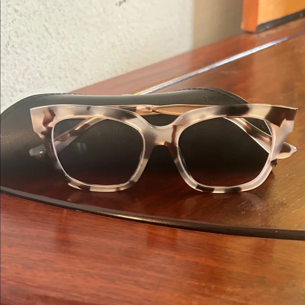DIFF Stylish Tortoise Shell Glasses